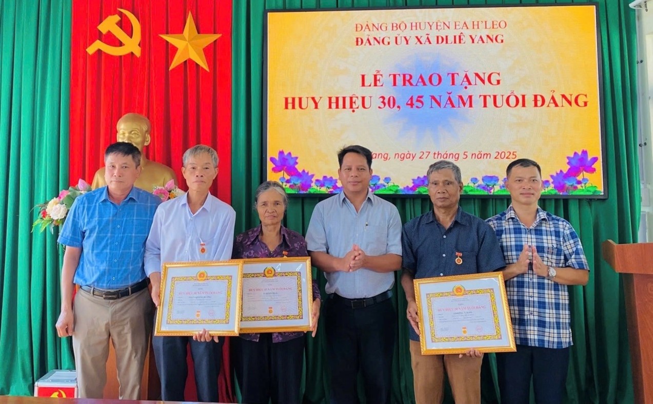 Đảng ủy xã Dliê Yang tổ chức Lễ trao tặng huy hiệu 30, 45 năm tuổi Đảng đợt 19/5/2025